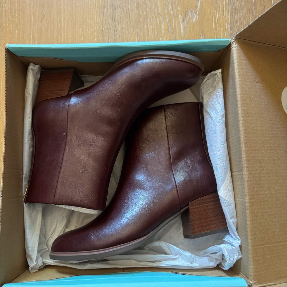 BareTraps Bessie Women's Bloodstone Ankle Booties